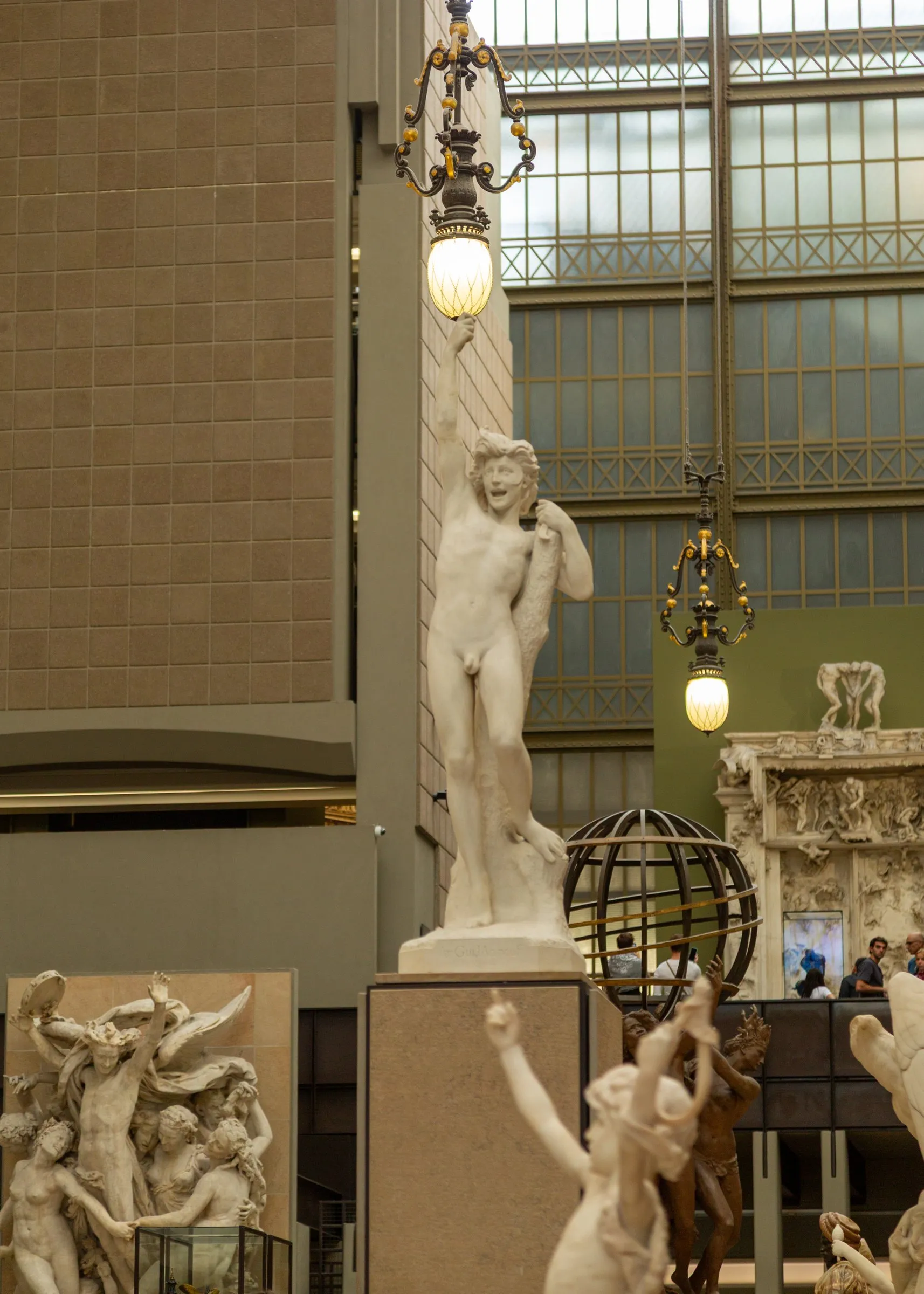 Sculpture under the lamps in Orsay's hall