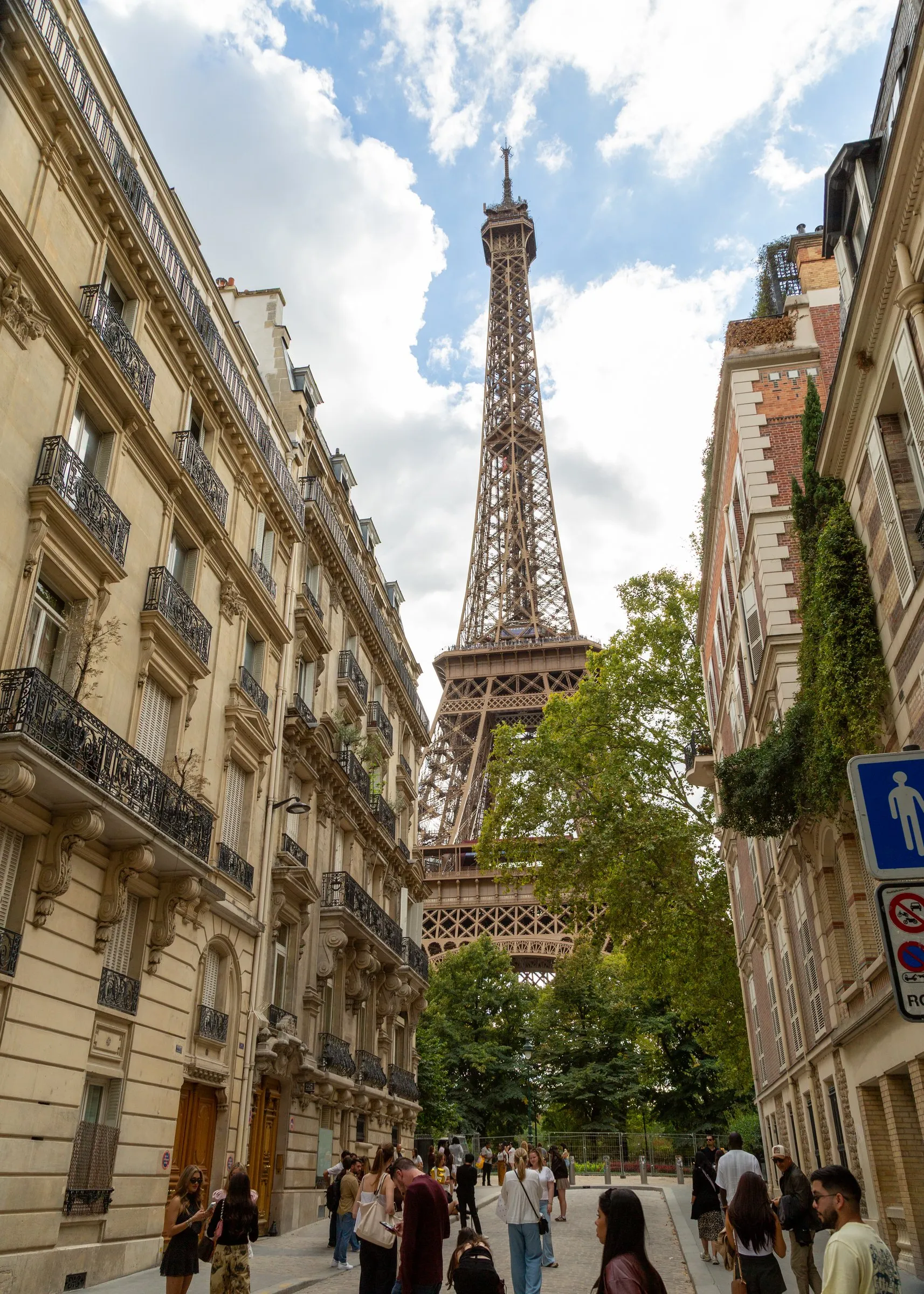 Photo circuit, stop 1: the tower at the end of Rue de l'Université