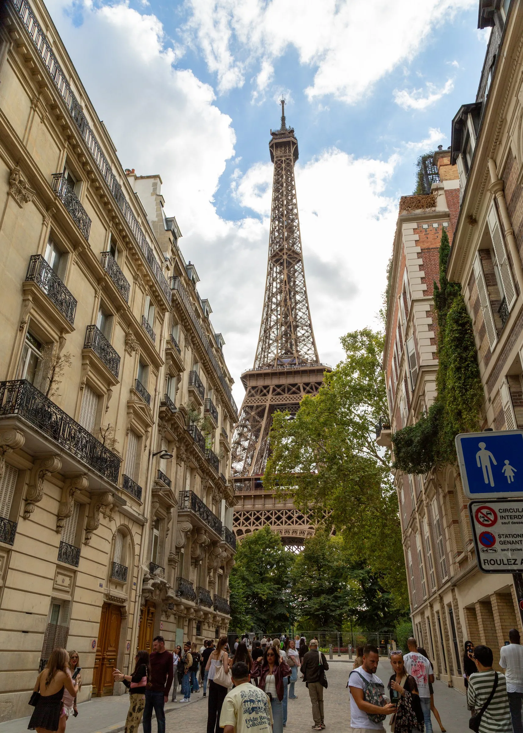 Rue de l'Université, a second frame