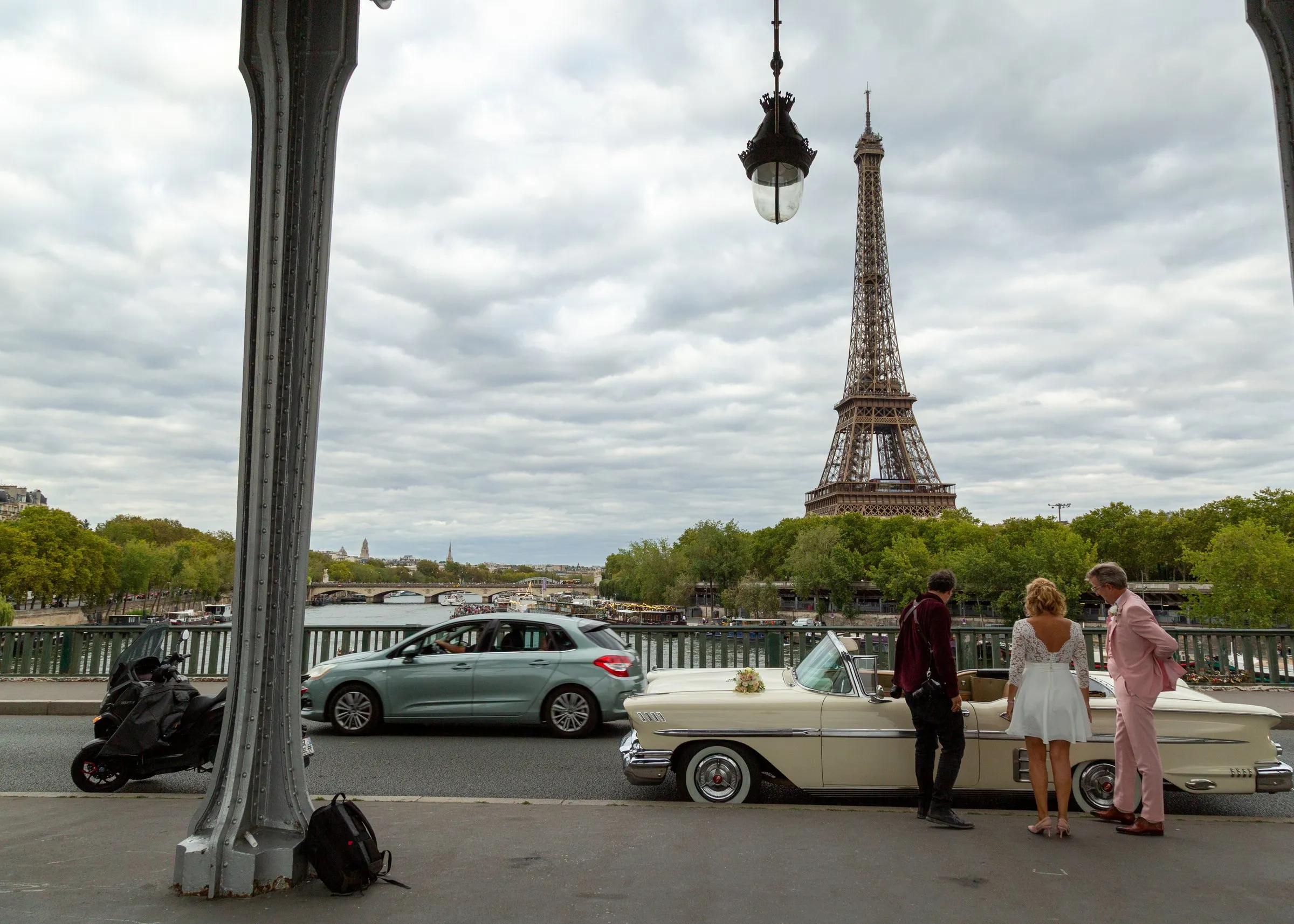 Under the Bir-Hakeim viaduct: a vintage convertible and a photo shoot, with the tower behind