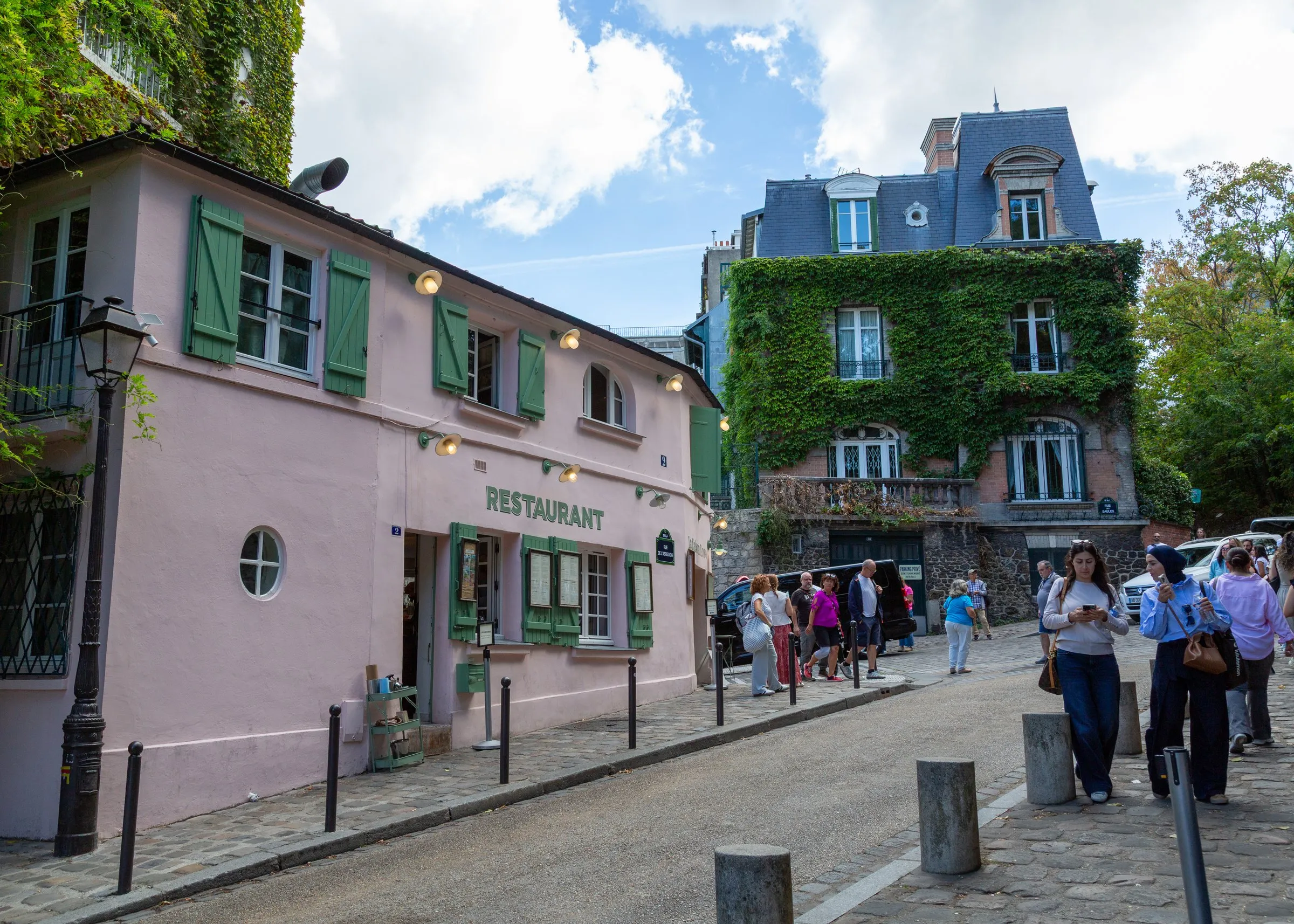 La Maison Rose, the pink restaurant in Montmartre