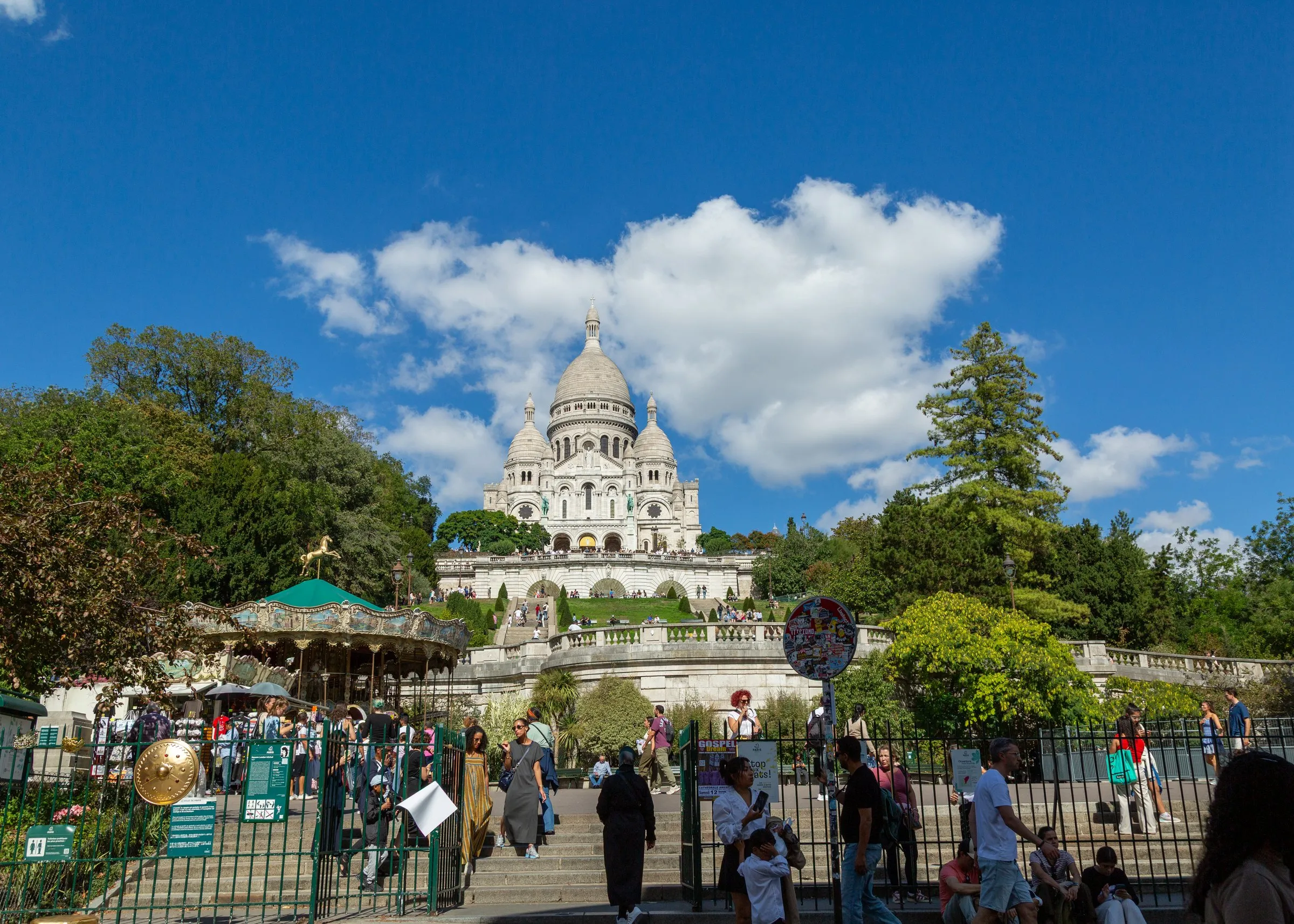Sacré-Cœur above the carousel at the foot of the hill