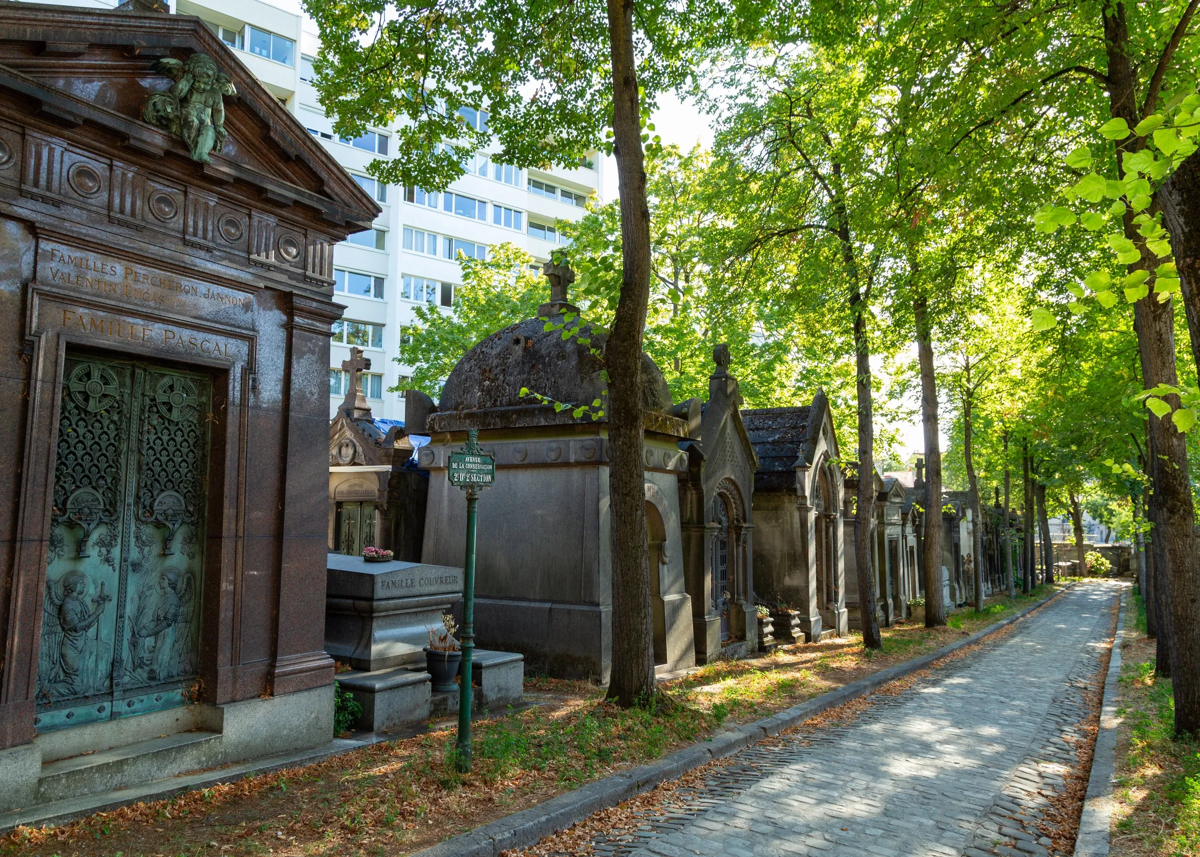 Père-Lachaise: tombs along a tree-lined lane