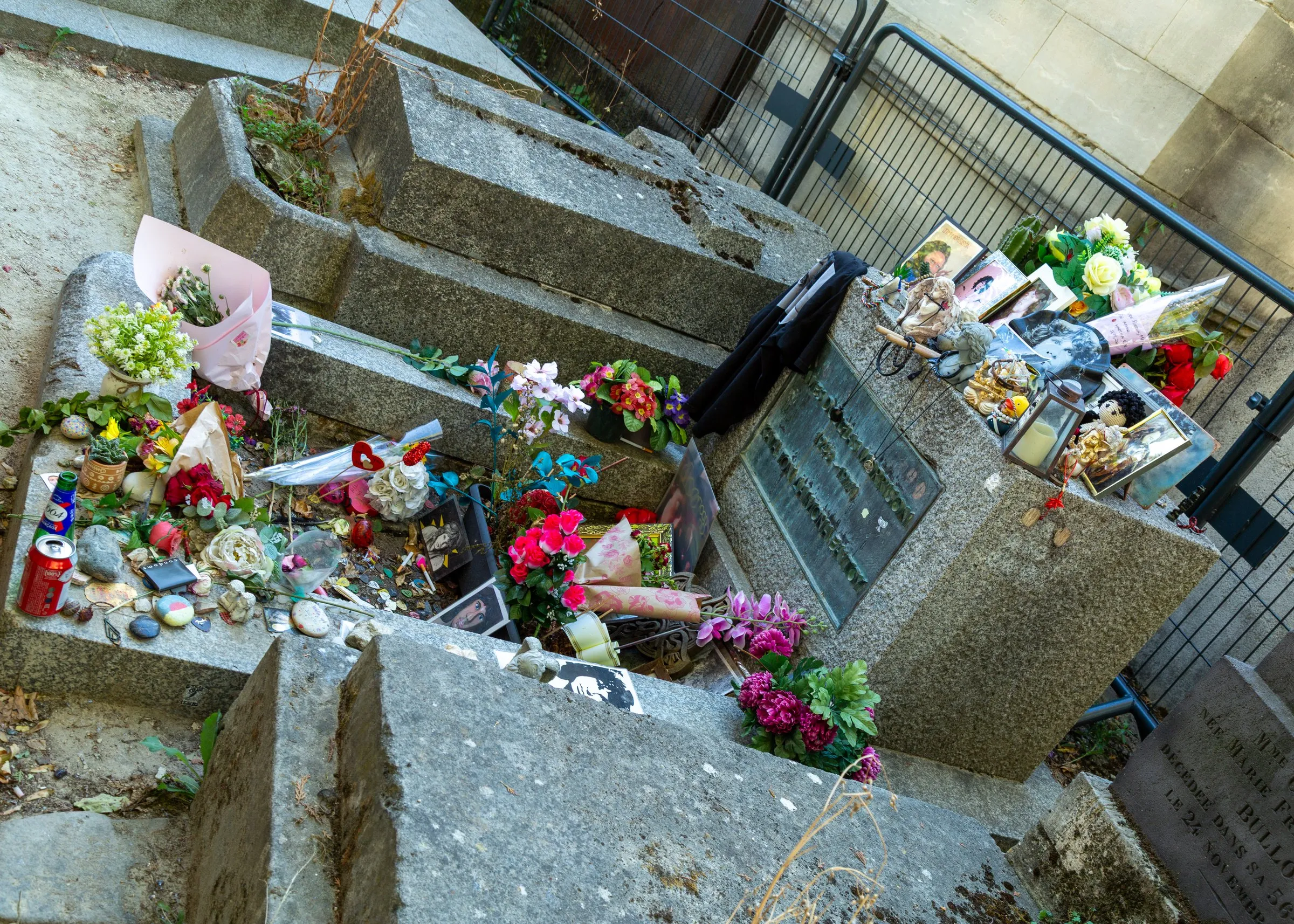 Flowers and notes at Jim Morrison's grave