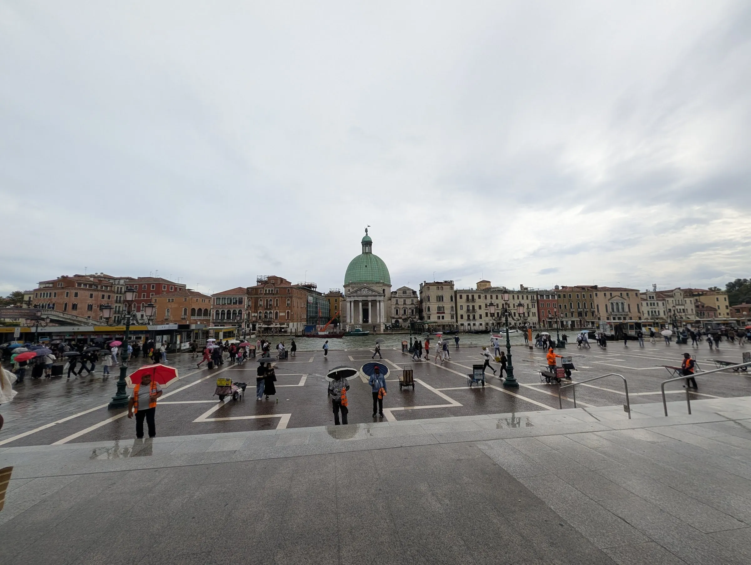 Arrival: Santa Croce dome (San Simeon Piccolo) across from the station, in the rain