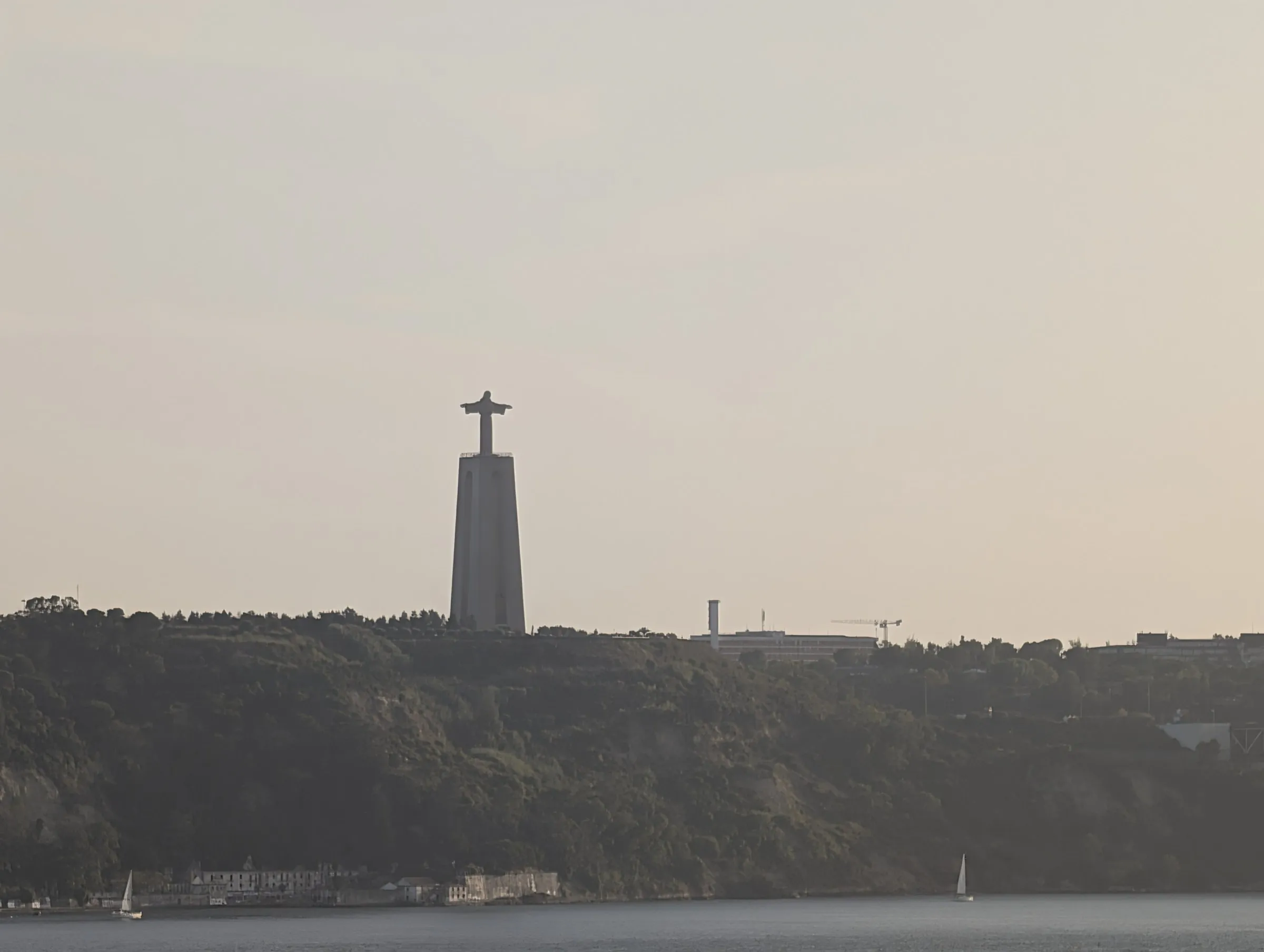 Cristo Rei across the river
