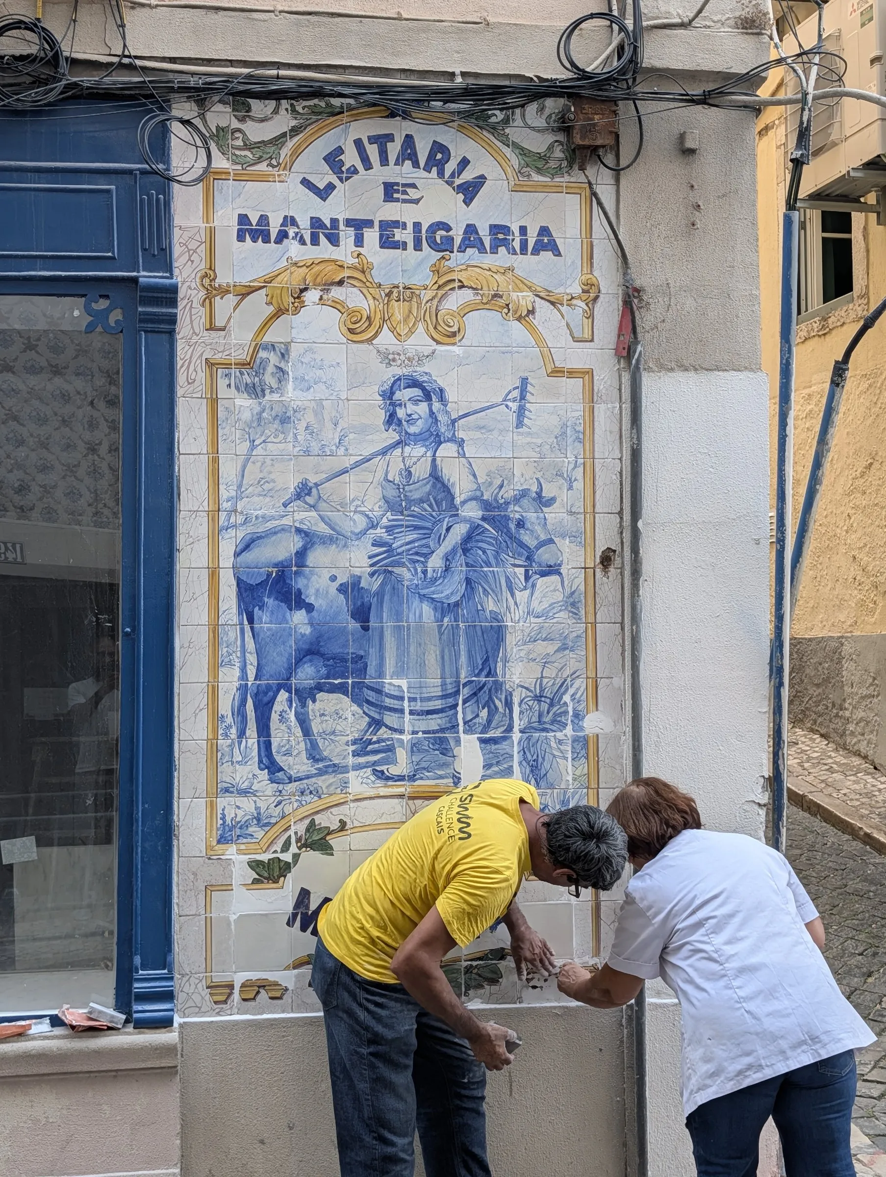 Azulejo sign: Leitaria e Manteigaria