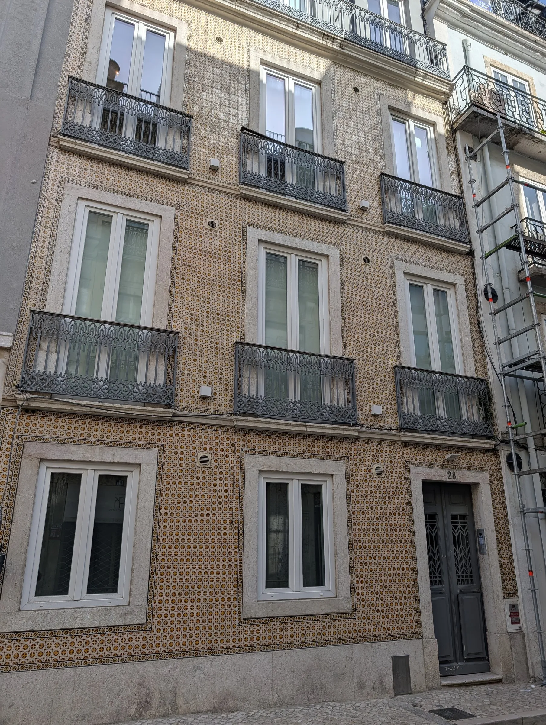 Patterned-tile building